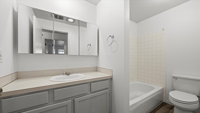Building Photo - Charming 2-Bed, 1-Bath Condo for Lease at Ivy Club – Low Maintenance Living