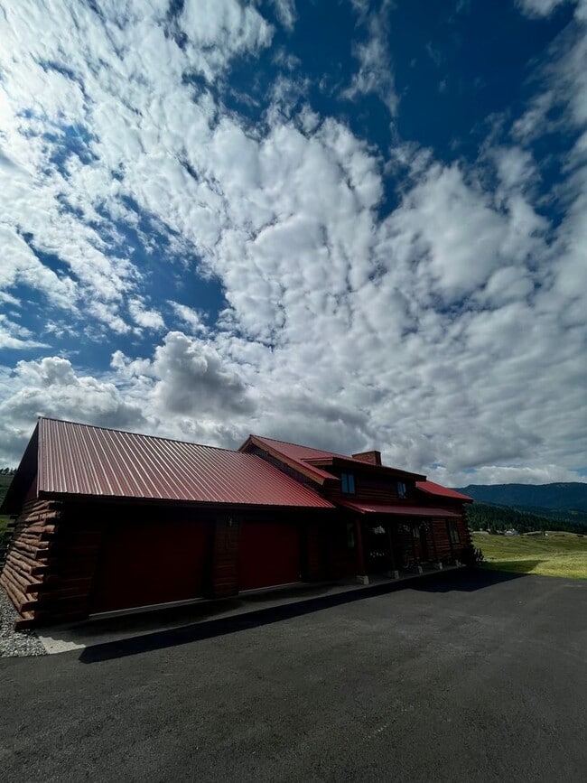 Building Photo - Fully Furnished Cabin Available - 10 Minut...