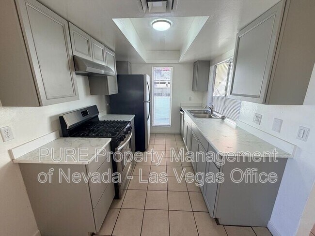 Building Photo - 1405 E Vegas Valley Dr
