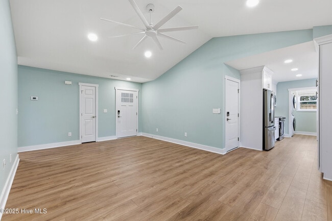 Building Photo - 303 Hixon Pl