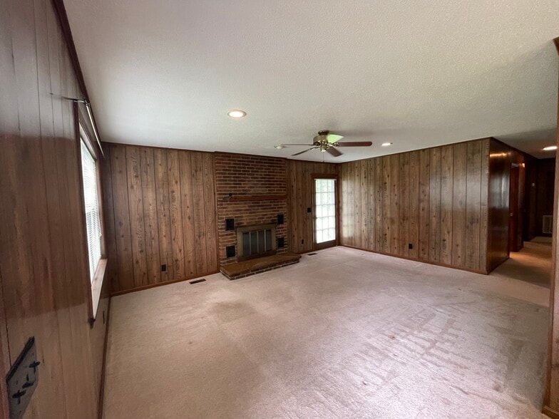 Large Living Room - 309 Shasta Ave