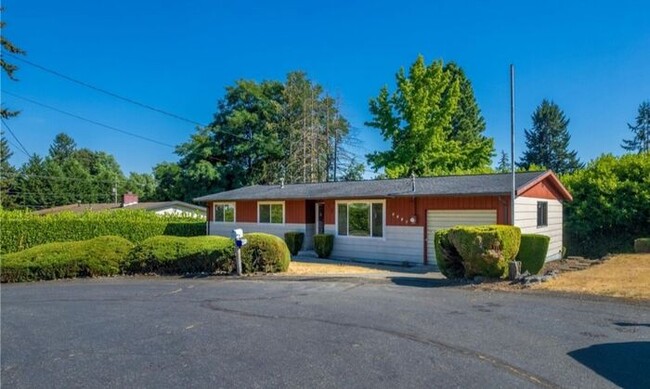 Building Photo - Charming 3 Bedroom 1 Bathroom Upper Unit D...