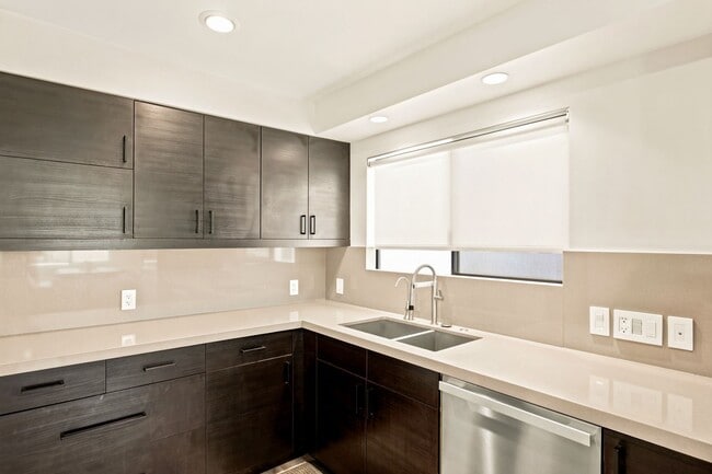 Building Photo - Privateer Duplex