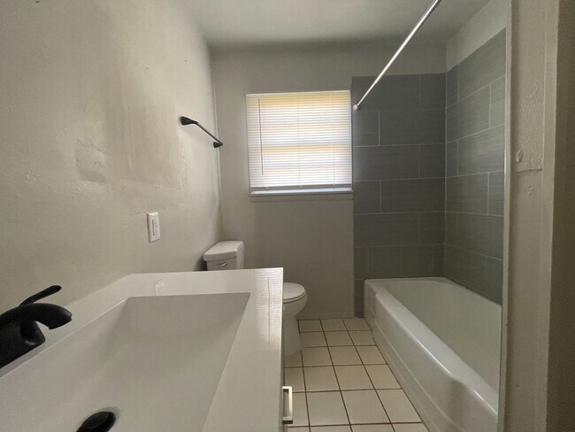 Building Photo - 2 Bed 1 Bath House with Garage