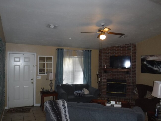 Building Photo - 2 BR / 2 BA Single Family Home in Renegade...
