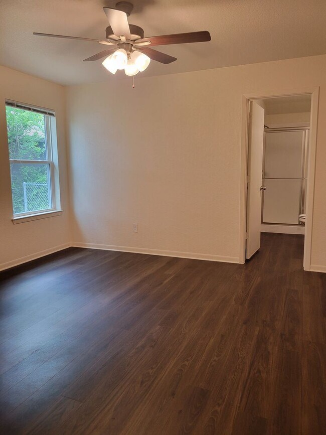 Building Photo - 504 S Juanita Dr