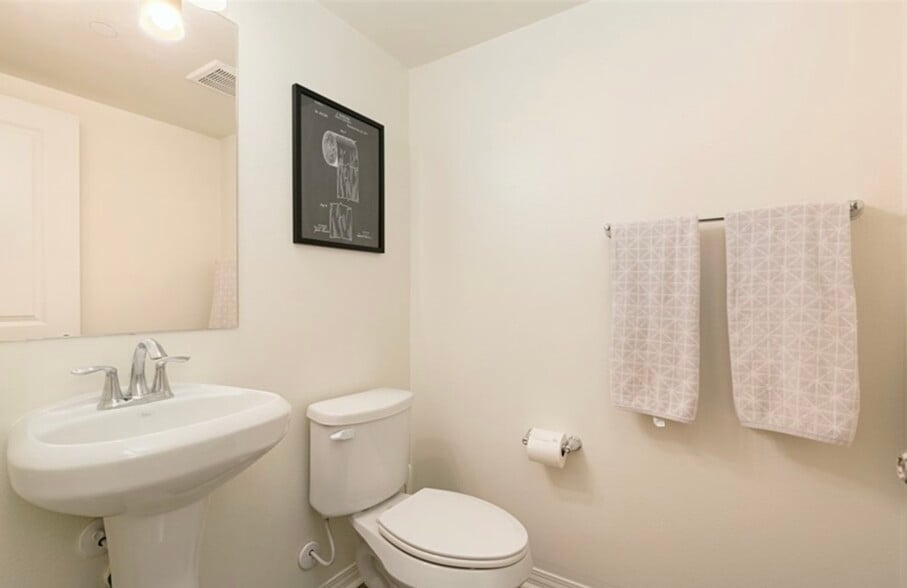 Building Photo - 931 E Drapery Ln