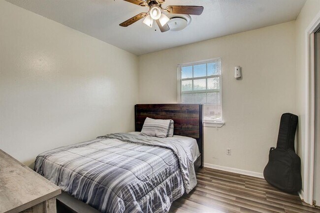 Building Photo - 1208 S 19th St