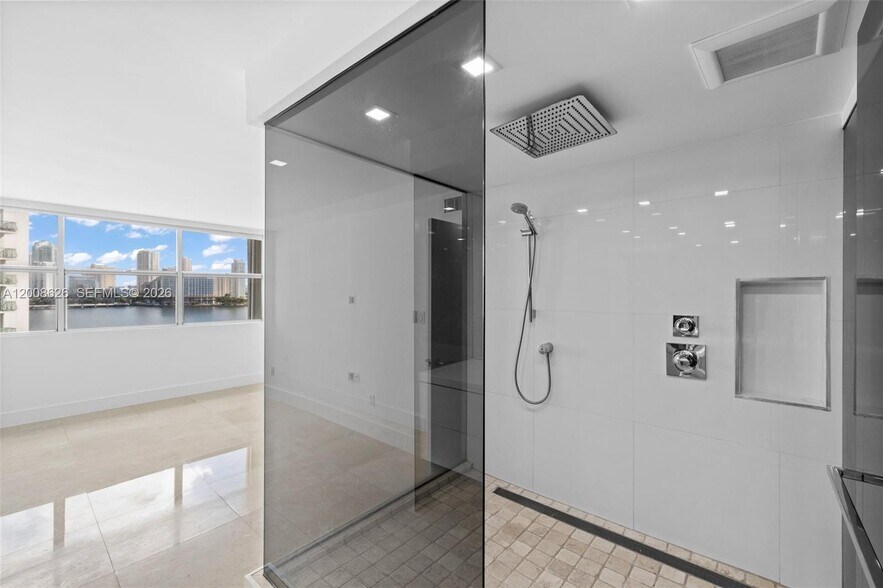 Building Photo - 1420 Brickell Bay Dr