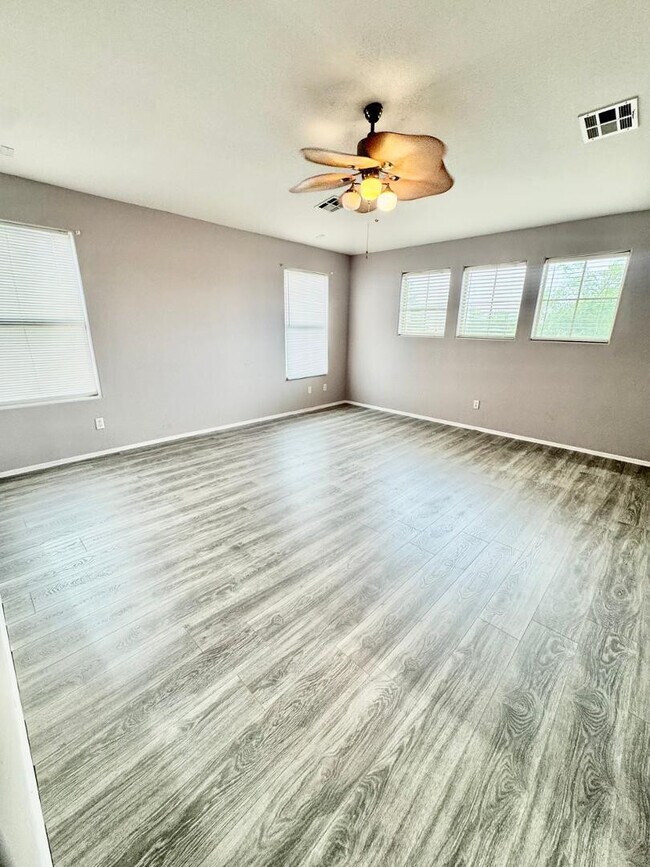 Building Photo - 10502 W Edgemont Dr