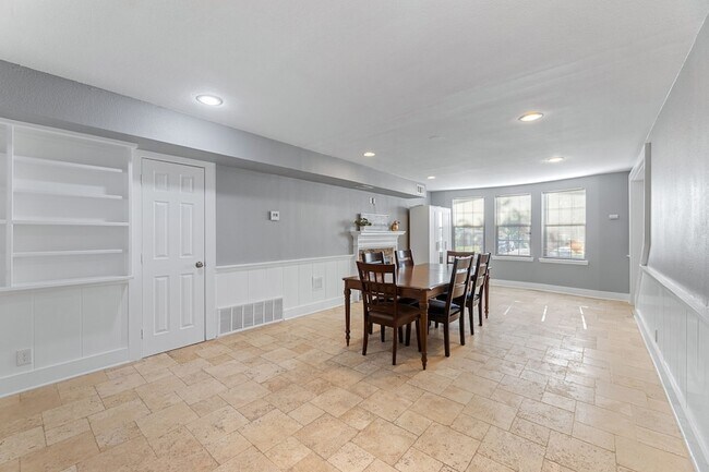 Building Photo - 2516 Halbert St