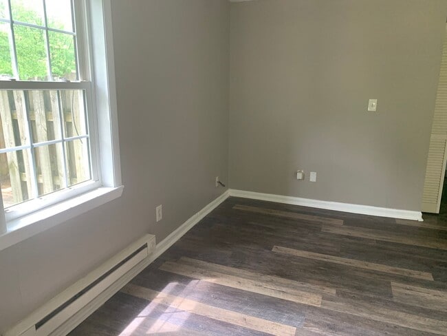 Building Photo - MADISON RANCH WITH 2 BATHS!