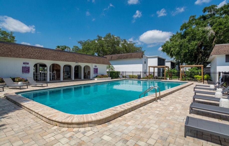 Building Photo - Villas at City Center