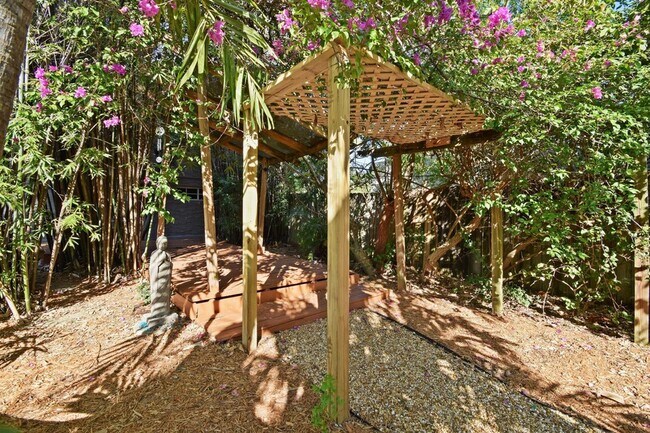 Building Photo - 310 Columbia Dr