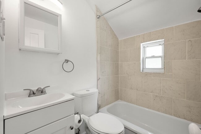 Building Photo - Stunning 2 bedroom home in Dormont availab...