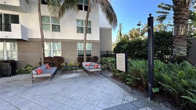 Building Photo - 2401 NE 65th St