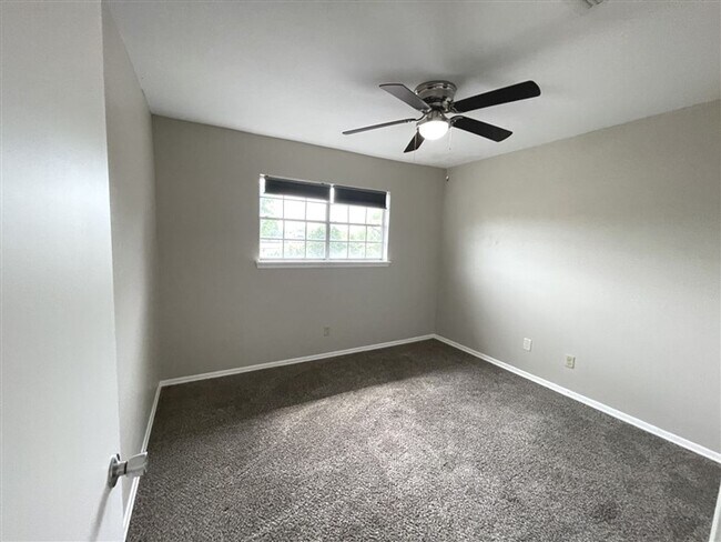 Building Photo - Updated Townhome for lease | 10009 Smither...