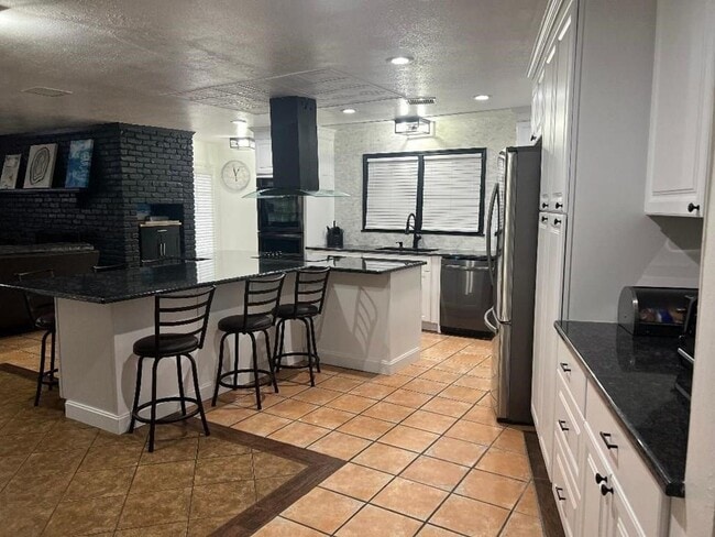 Building Photo - 2907 Redbud Ave