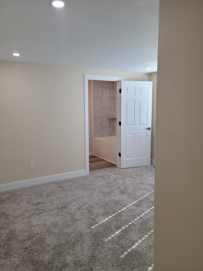 Building Photo - 8471 Circle Dr
