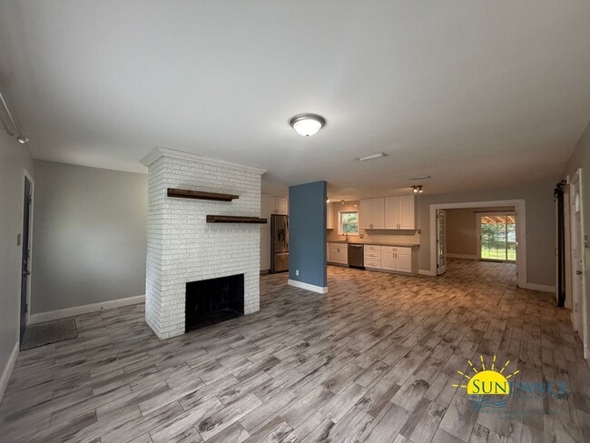 Building Photo - Great 3 Bedroom Home in Fort Walton Beach with Solar Panels-Near Hurlburt Field!