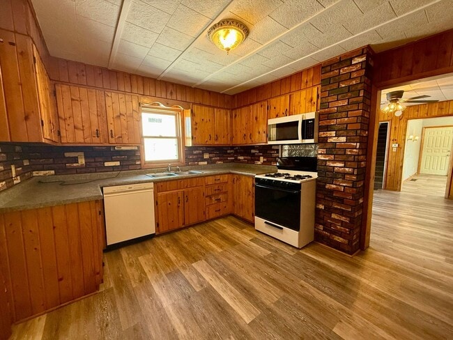 Building Photo - 4 Bed 2 Bath Single Family Home in Antigo