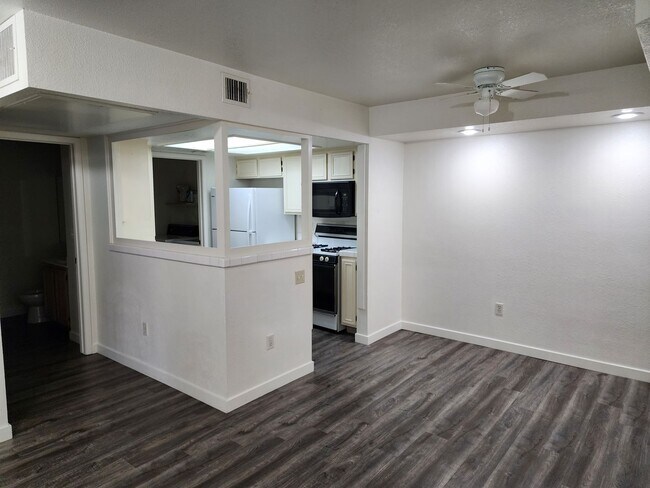 Building Photo - Summerlin Condo in La Posada
