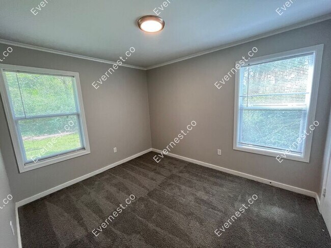 Building Photo - 160 Meadowview St