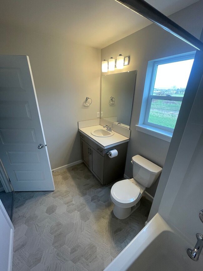 Building Photo - ** MOVE IN SPECIAL!** Must See in NE Albany!