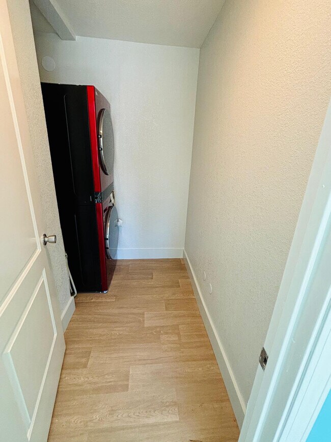 Building Photo - 1725 Hogar Dr