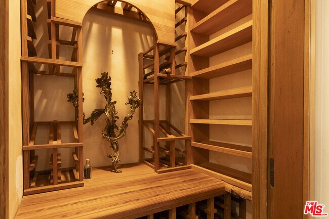 Building Photo - 1407 N Beverly Dr