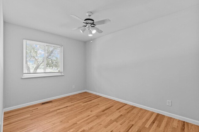 Building Photo - 2629 Glenoak Dr