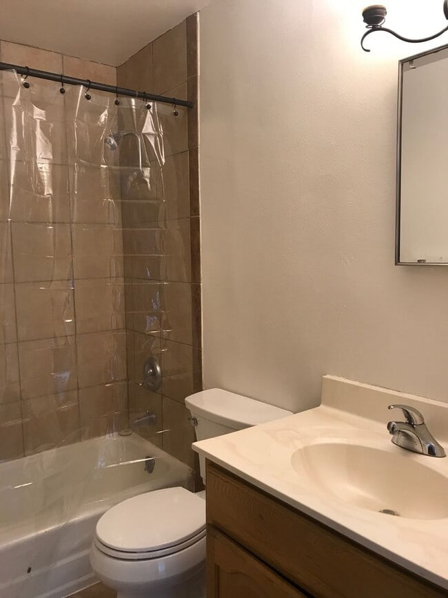 Building Photo - 2 Bedroom Lower in Neenah. Heat & Water included