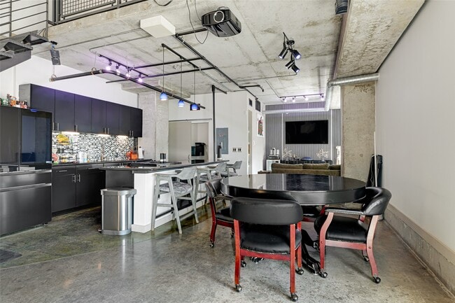 Building Photo - 2000 Bagby St