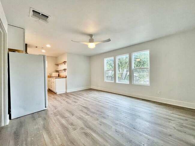 Building Photo - Urban Oasis in San Marcos' Historical District!