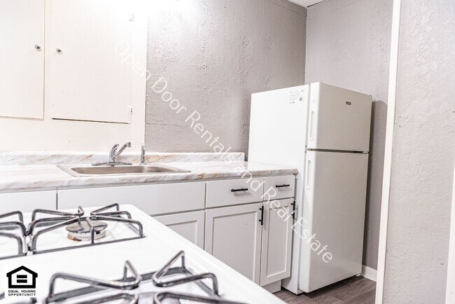 Building Photo - 354 W 9th St