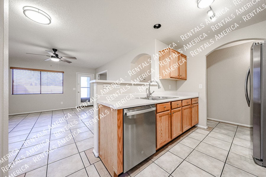 Building Photo - 42610 W Michaels Dr