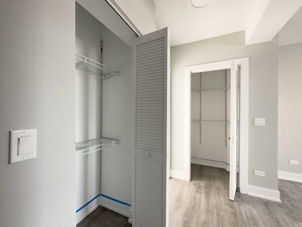 Building Photo - 545 W Belmont Ave