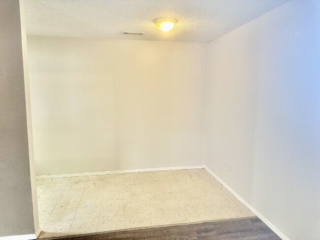 Building Photo - 1909 Cypress Pl