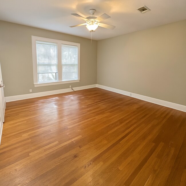 Building Photo - Best located house in West Campus, 6 large bedrooms open floorplan.