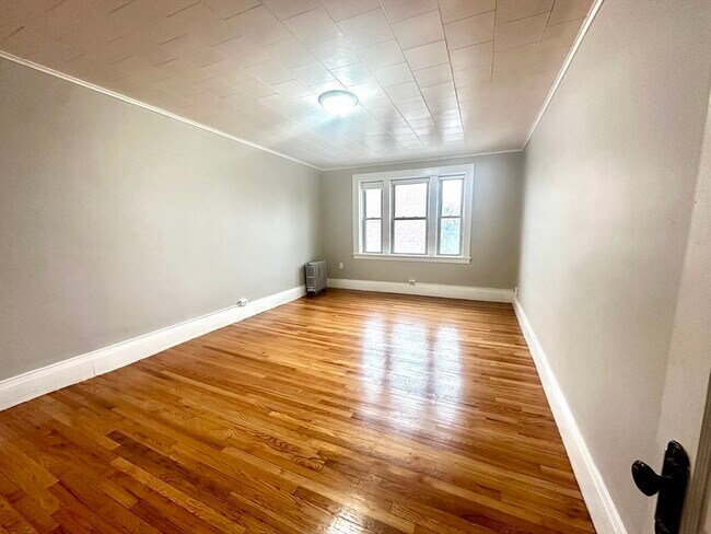 Building Photo - 589 Pleasant St