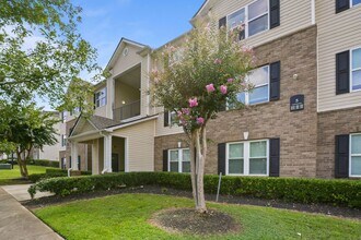 Building Photo - Spacious Three-Bedroom Condo with In-Unit Laundry