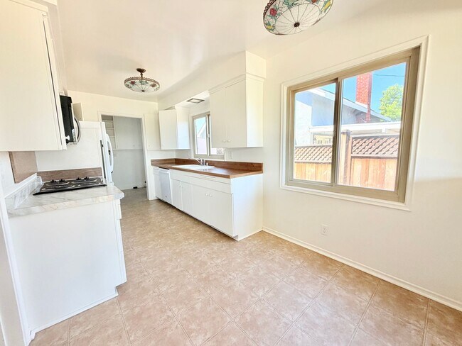 Building Photo - 4 bedroom La Mirada Home