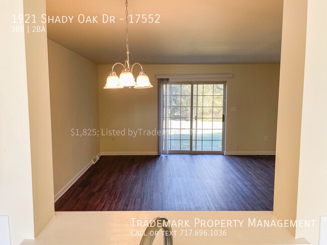 Building Photo - Spacious Row Townhome