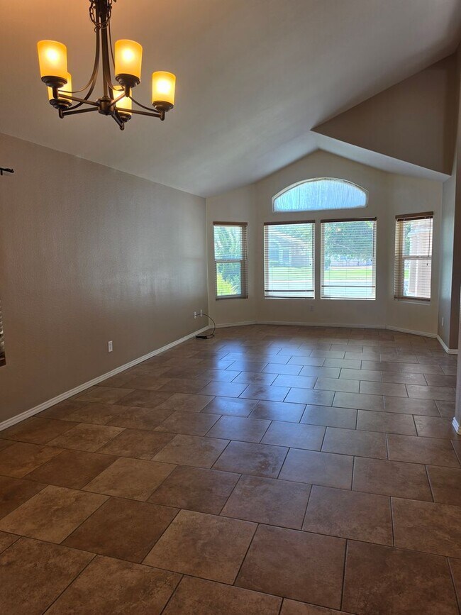 Building Photo - Spacious 4 Bedroom 2 bath Home in Victorville – Landscaping Included!