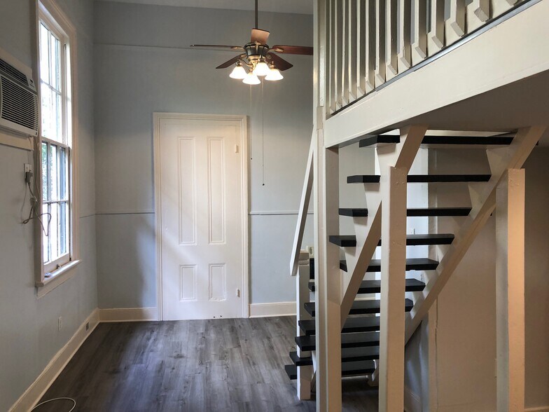 Building Photo - 2333 Magazine St