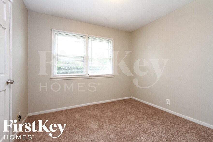 Building Photo - 1907 E Martin St