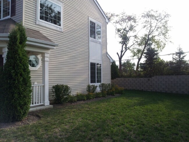 Building Photo - Lakemoor 2 Bedroom 2.5 Townhome Available!