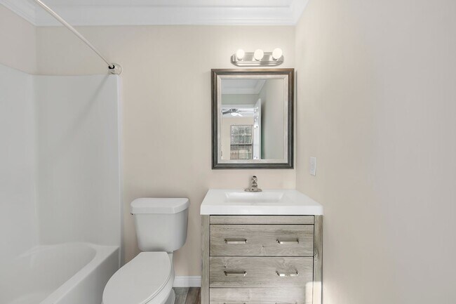 Building Photo - Crown Moulding********* Renovated 3 Bedroom 2 Bath********* Granite Countertops