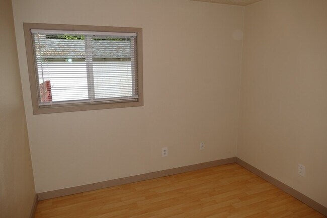 Building Photo - SE Arista Dr - 1 bedroom apartment in the ...