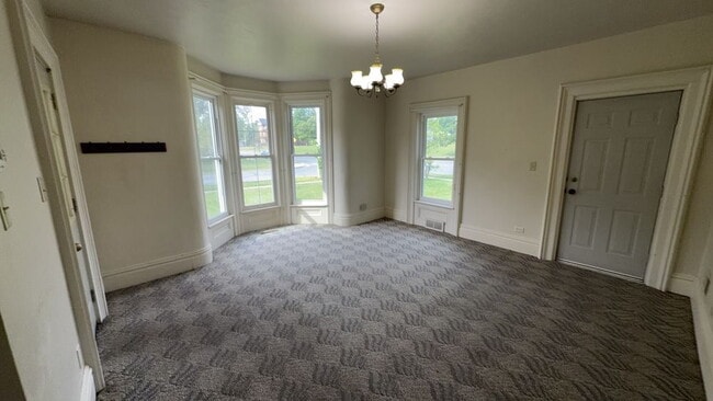 Building Photo - Exciting 3 Bed 1 Bath near UWEC! Available 1st June!